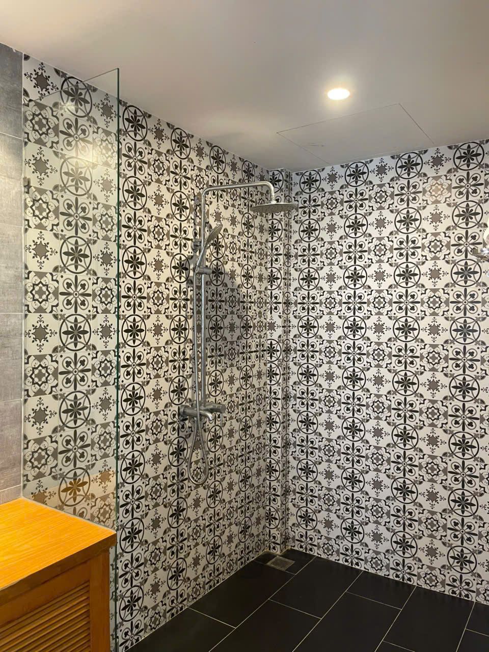 One-bedroom, Building B: Shower