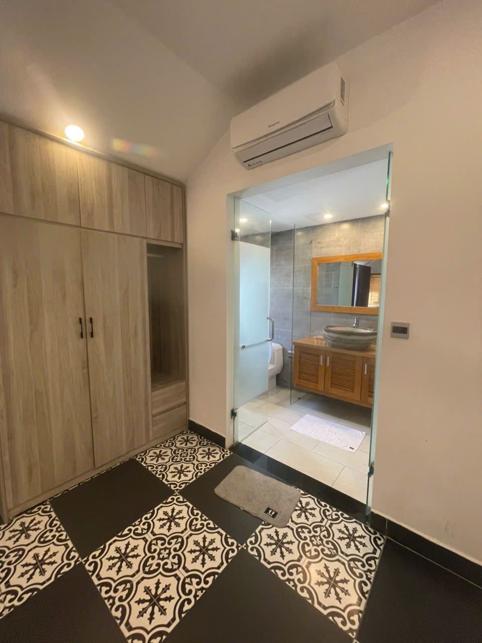 Top-floor one-bedroom, Building B: Wardrobe and bathroom