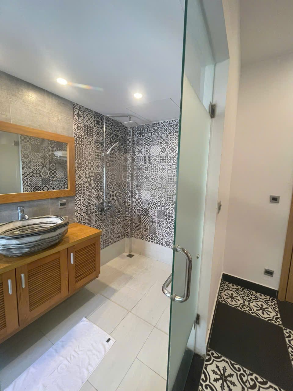 Top-floor one-bedroom, Building B: Bathroom