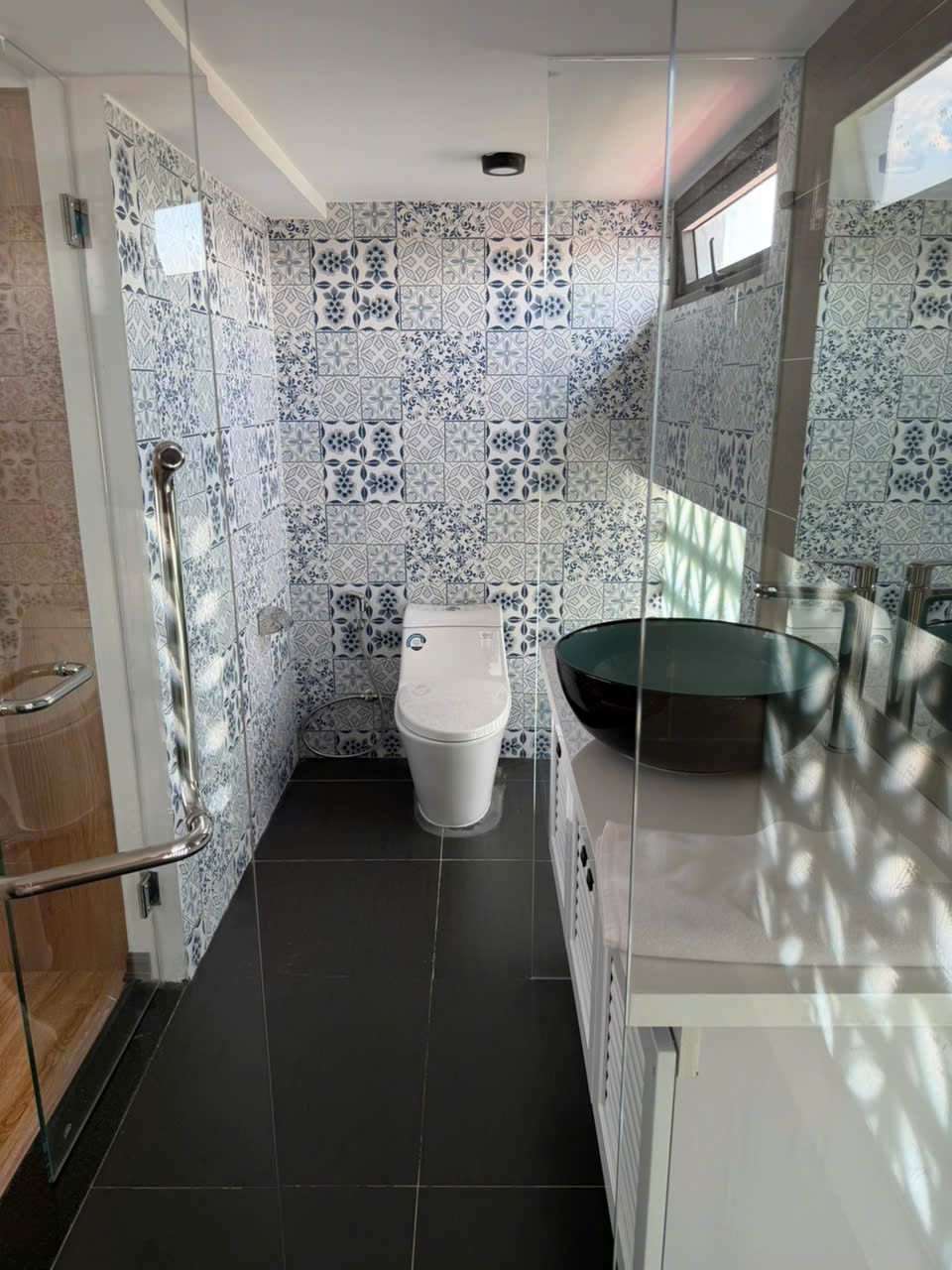 Top-floor two-bedroom, Building A: Bathroom